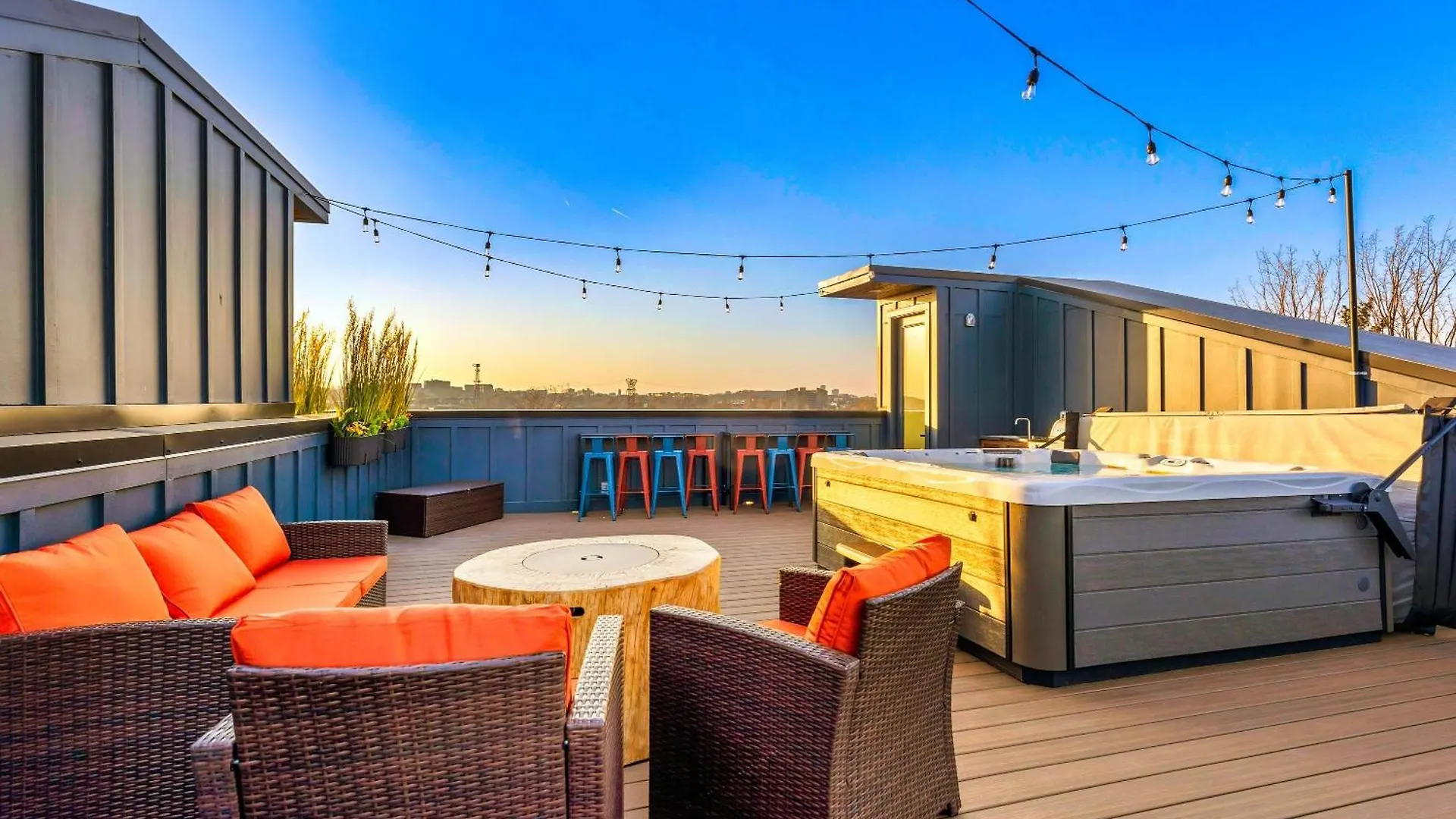 Luxury Hot Tub & Rooftop Deck Downtown Nashville