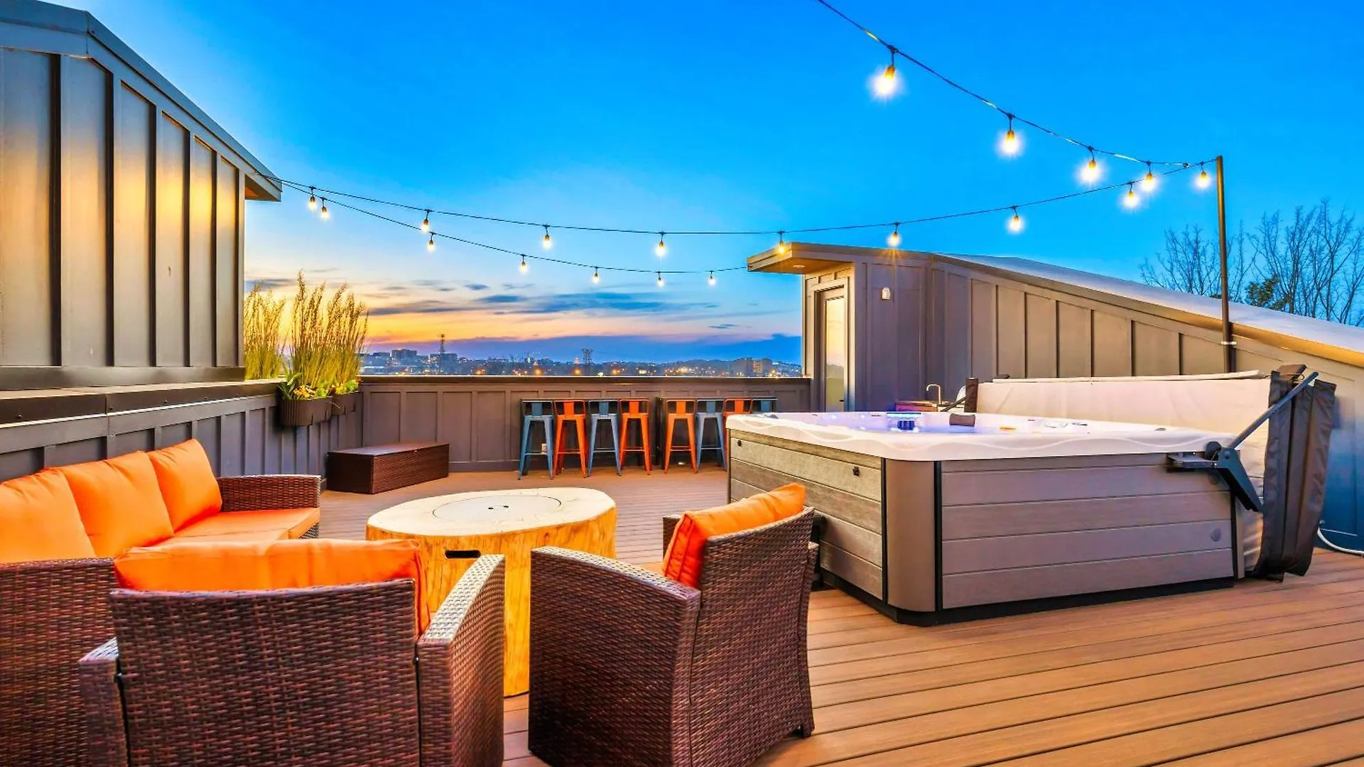 Luxury Hot Tub & Rooftop Deck Downtown Nashville 0*,  États-Unis