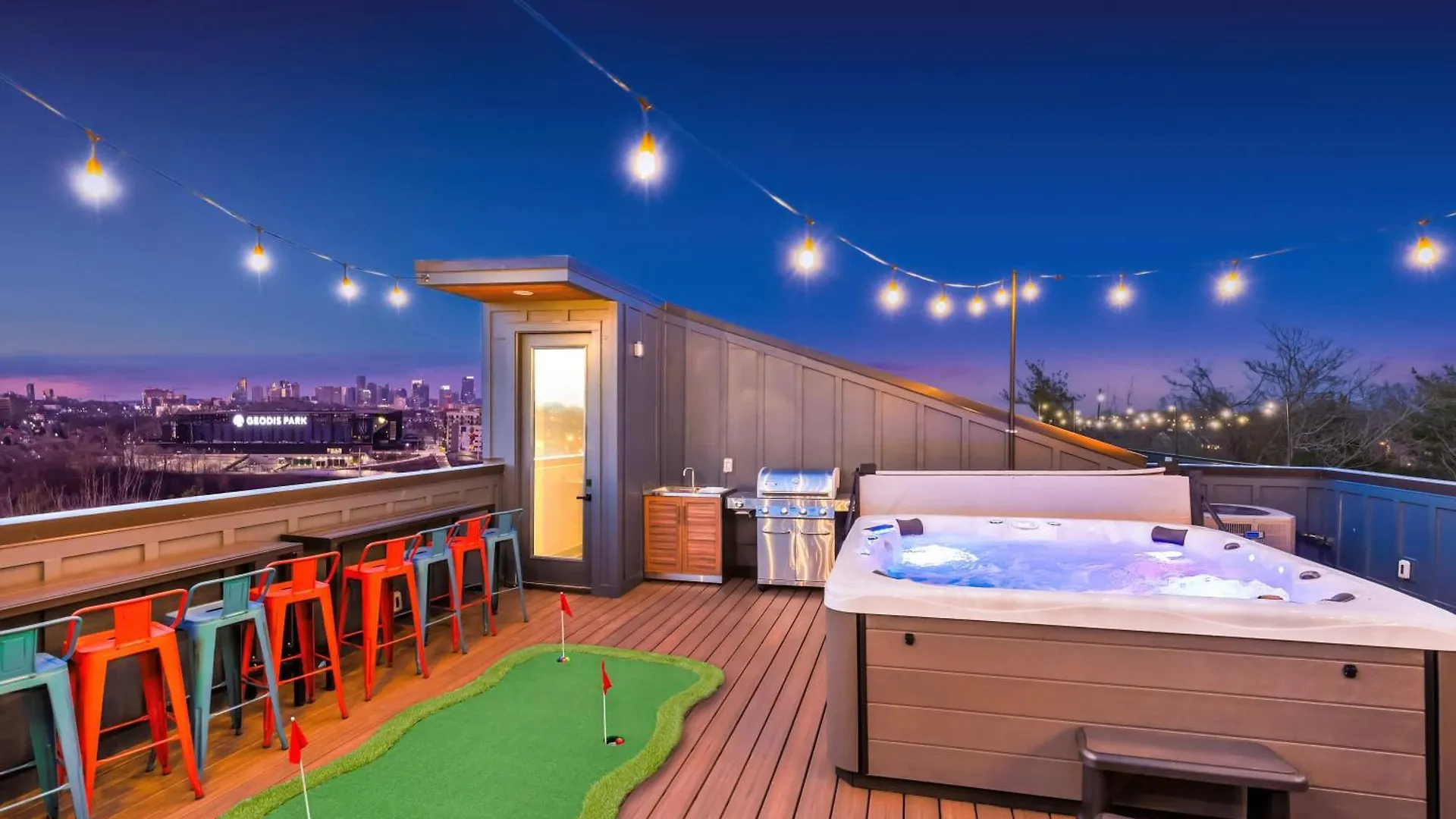 Luxury Hot Tub & Rooftop Deck Downtown Nashville